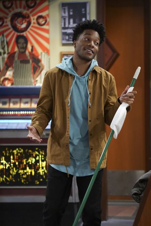 Nachdem Franco (Jermaine Fowler) erfahren hat, dass Arthur ihm nicht wirklich vertraut, versucht er alles, um den Donutladen Besitzer von seiner Ver... - Bildquelle: Monty Brinton 2016 CBS Broadcasting, Inc. All Rights Reserved.