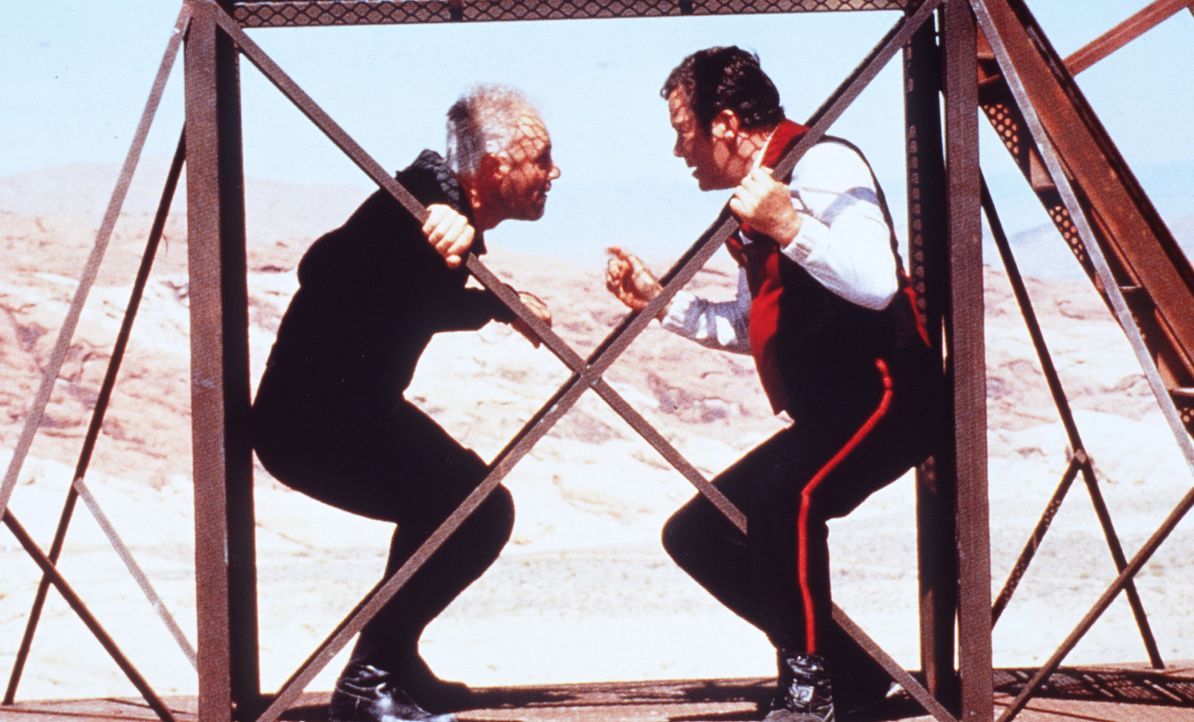 Captain Kirk (William Shatner, r.) kämpft gegen den fanatischen Dr. Soran (Malcolm McDowell, l.), der bereit ist, ein bewohntes Sonnensystem zu ver... - Bildquelle: Paramount Pictures