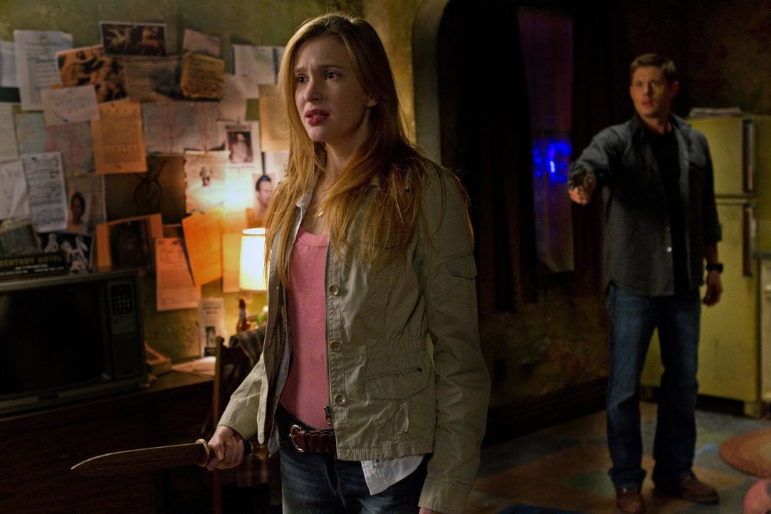 Bei den Nachforschungen in einem neuen Fall trifft Dean (Jensen Ackles, r.) auf Lydia (Sara Canning, l.). Doch was hat sie damit zu tun? - Bildquelle: Warner Bros. Television