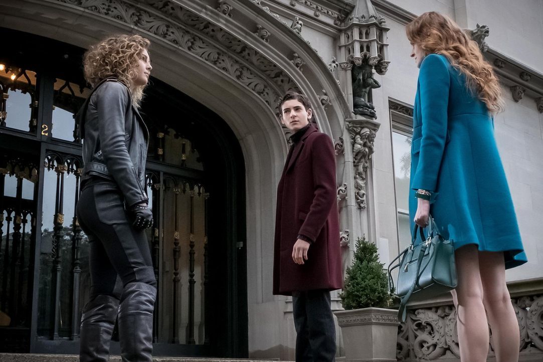Während Gordon und Bullock misstrauisch gegenüber Captain Barnes werden, offenbart Ivy Pepper (Maggie Geha, r.) ihre wahre Identität und bringt dabe... - Bildquelle: Warner Brothers