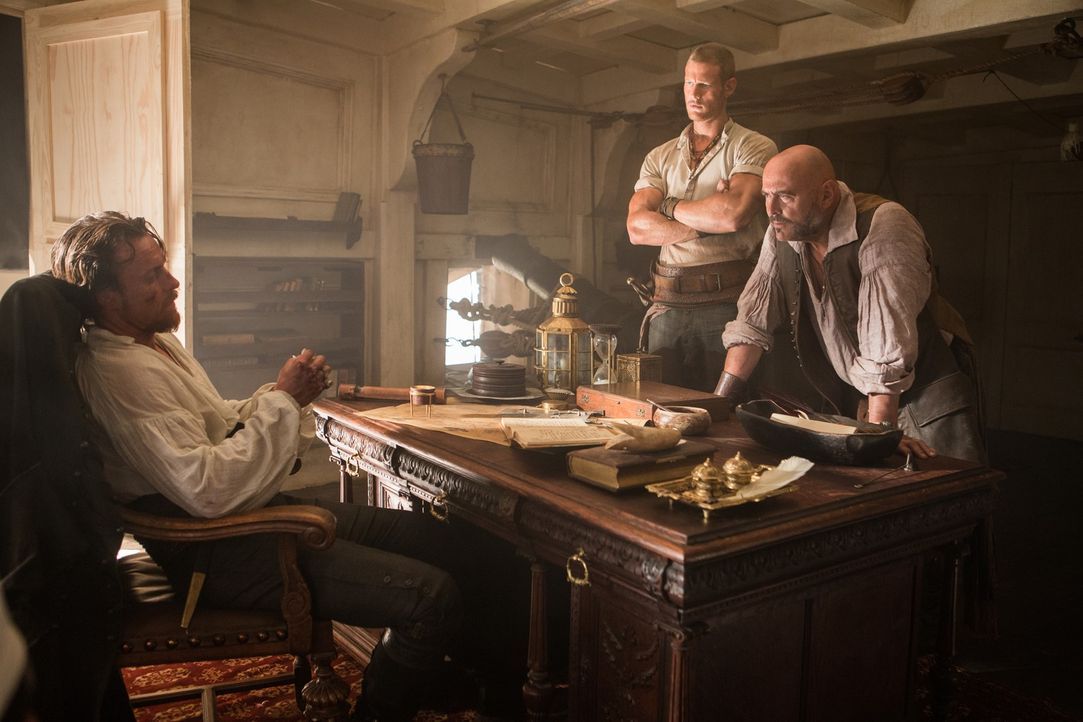 Gerüchte über die Rückkehr eines Feindes sorgen bei Captain Flint (Toby Stephens, l.), Billy Bones (Tom Hopper, M.) und Gates (Mark Ryan, r.) für bl... - Bildquelle: 2013 Starz Entertainment LLC, All rights reserved