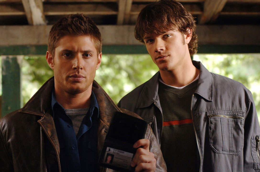 Ein junges Mädchen verschwindet beim Schwimmen in einem See, doch die Leiche wird nie gefunden. Sam (Jared Padalecki, r.) und Dean (Jensen Ackles,... - Bildquelle: Warner Bros. Television