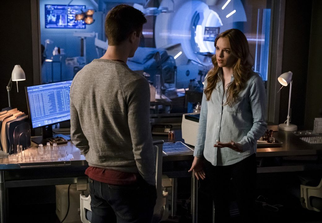Barry (Grant Gustin, l.); Caitlin Snow (Danielle Panabaker, r.) - Bildquelle: Jeff Weddell © 2018 The CW Network, LLC. All rights reserved. / Jeff Weddell