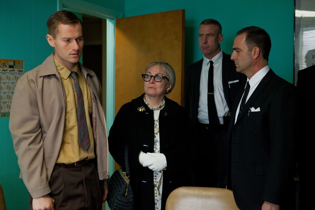 Während die FBI-Agenten versuchen herauszufinden, was eigentlich passiert ist, quält Lee Harvey Oswalds Bruder Bob (James Badge Dale, l.) und dess... - Bildquelle: Claire Folger 2013 WALLEYE PRODUCTIONS, LLC ALL RIGHTS RESERVED.