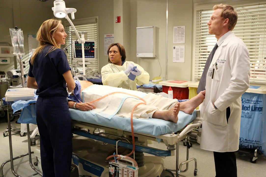 Während Teddy (Kim Raver, l.), Owen (Kevin McKidd, r.) und Miranda (Chandra Wilson, M.) im Krankenhaus nichts davon ahnen, was mit Meredith, Cristin... - Bildquelle: Touchstone Television