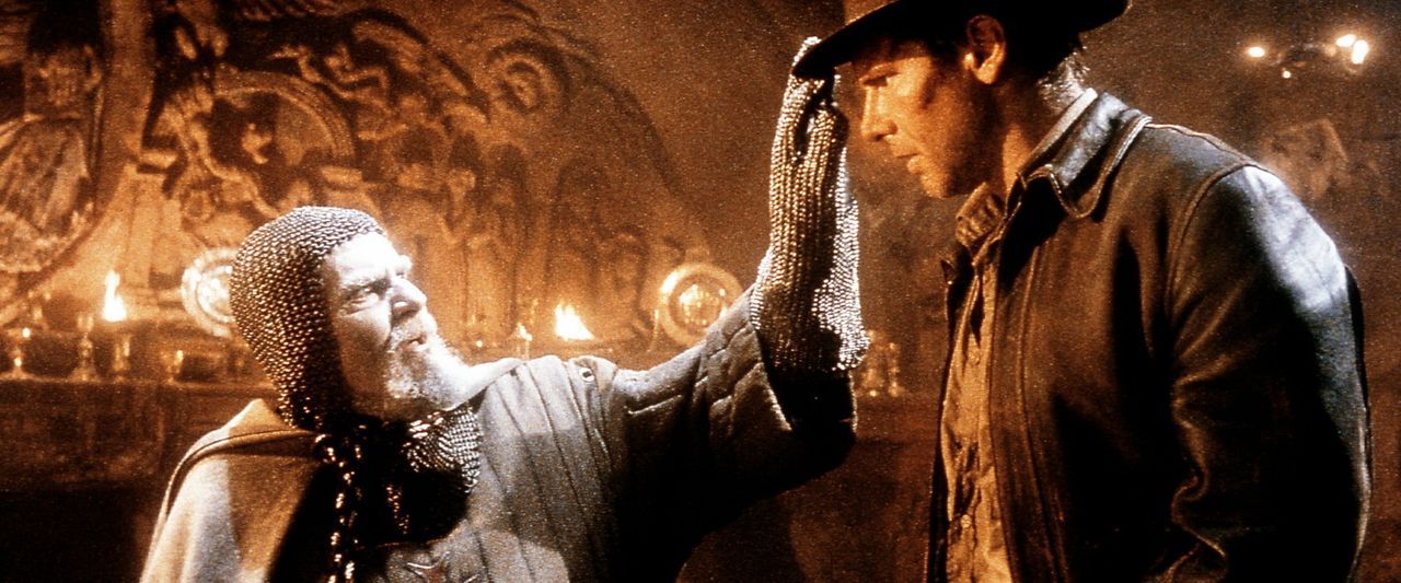 Endlich am Ziel seiner Suche angekommen, trifft Indiana Jones (Harrison Ford, r.) - für einen Ritter seltsam gewandet - auf den Jahrhunderte alten... - Bildquelle: Paramount Pictures