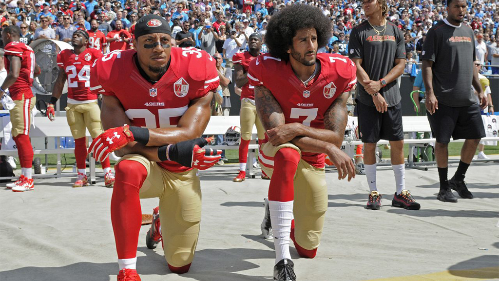 Colin Kaepernick setzte mit einem Kniefall während der US-Nationalhymne ein Zeichen gegen Polizeigewalt und Rassismus. - Bildquelle: picture alliance / AP Photo