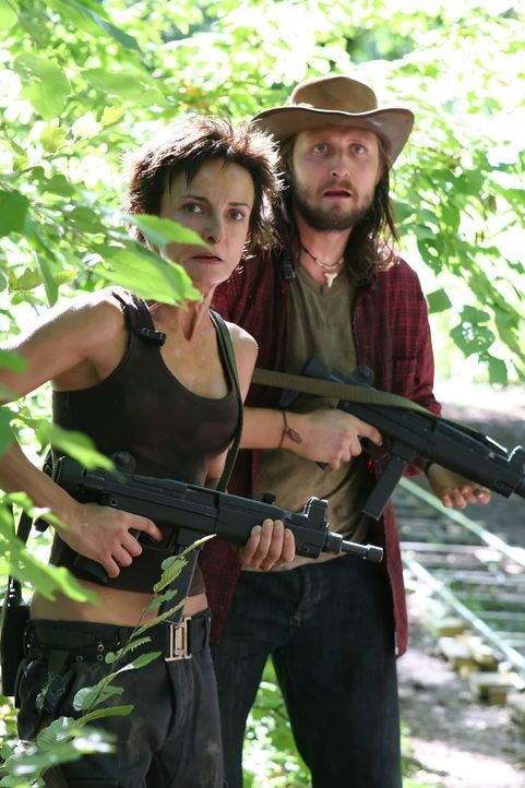 Nachdem eine riesengroße Anakonda aus einem Labor ausgebrochen ist, machen sich Sofia (Mihaela Oros, l.) und Andrei (Alin Olteanu, r.) auf die Such... - Bildquelle: 2008 Worldwide SPE Acquisitions Inc. All Rights Reserved.