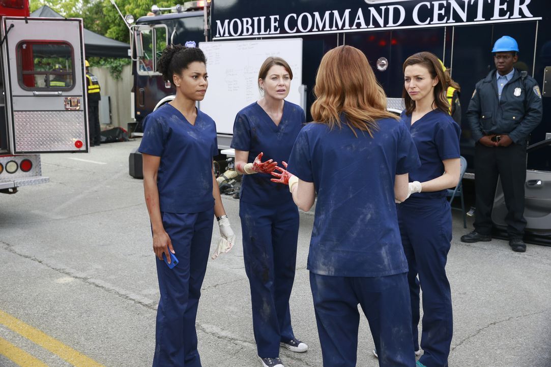 Als ein Tunnel in der Stadt einstürzt, versuchen Meredith (Ellen Pompeo, 2.v.l.), Maggie (Kelly McCreary, l.), April (Sarah Drew, 2.v.r.) und Amelia... - Bildquelle: ABC Studios