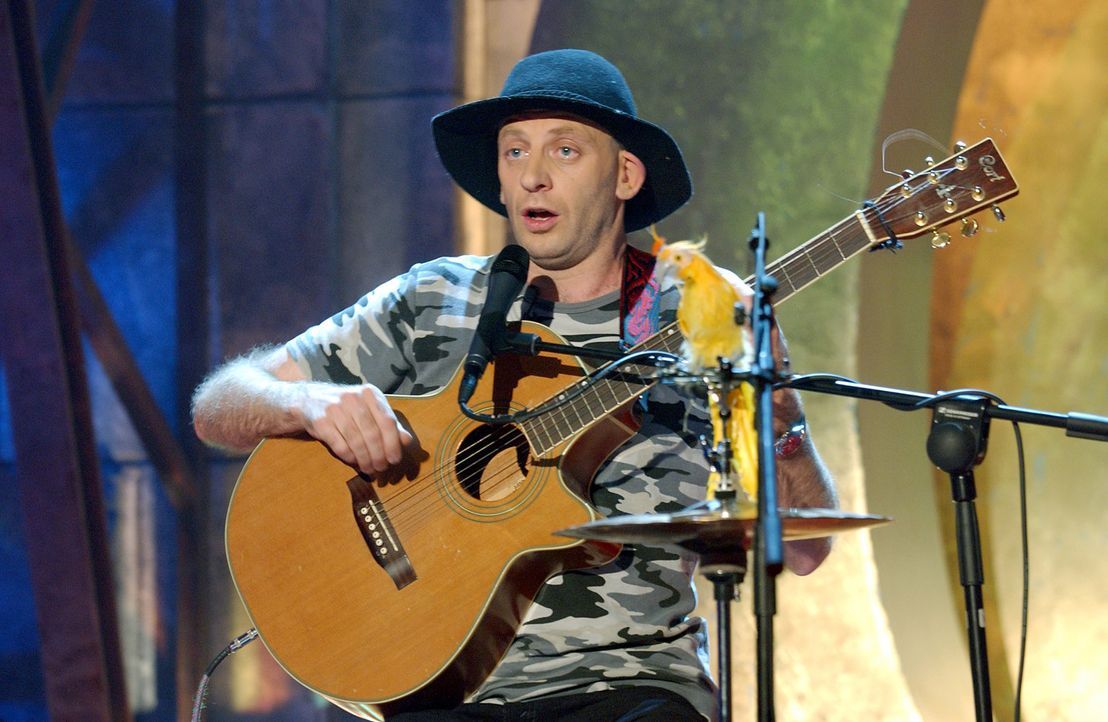 Alf Poier bringt mit seinen musikalischen Einlagen das Publikum zum Lachen. - Bildquelle: ProSieben/Schumann