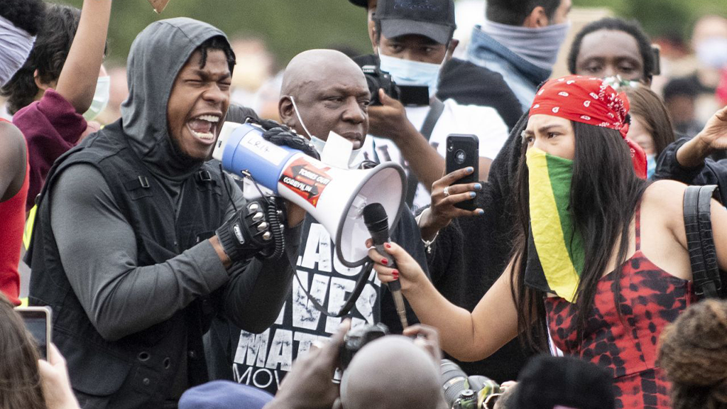 Auch zahlreiche Berühmtheiten wie John Boyega (Star Wars) schlossen sich den Protesten an. - Bildquelle: picture alliance / Photoshot