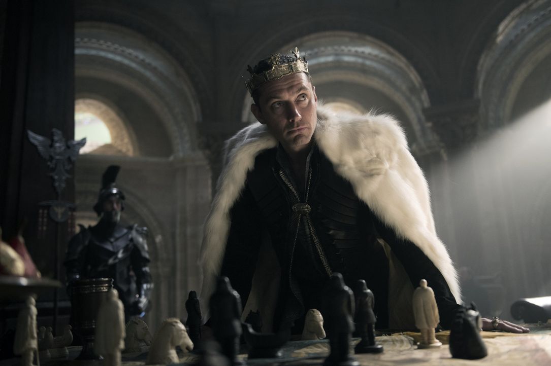 Vortigern (Jude Law) - Bildquelle: Warner Bros.