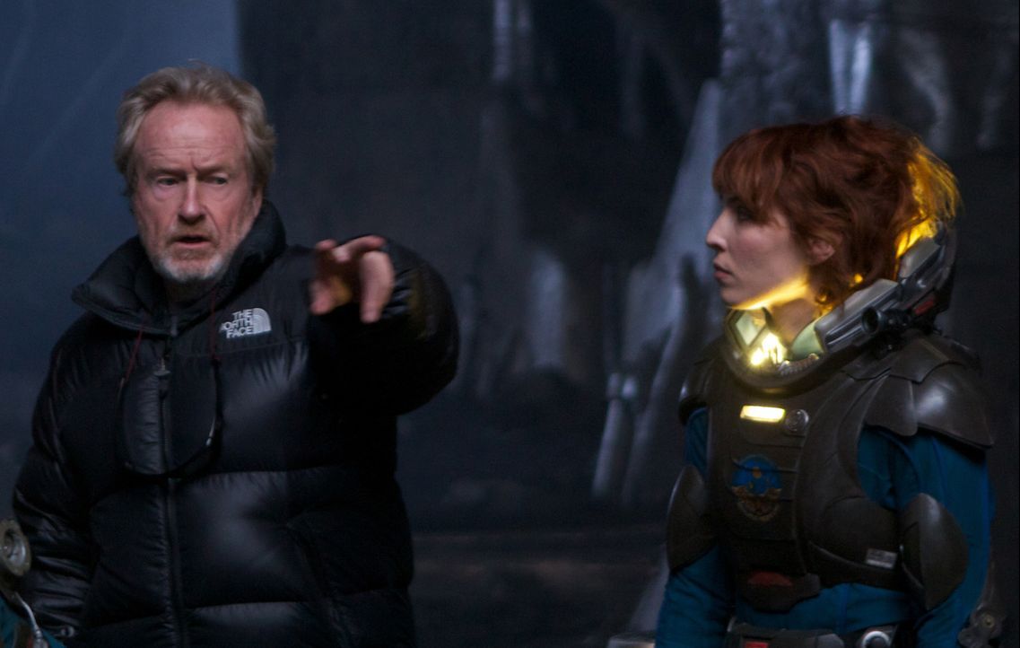 Regisseur Ridley Scott, l. gibt seiner Hauptdarstellerin Noomi Rapace, r. letzte Regieanweisungen - Bildquelle: TM and   2012 Twentieth Century Fox Film Corporation.  All rights reserved.
