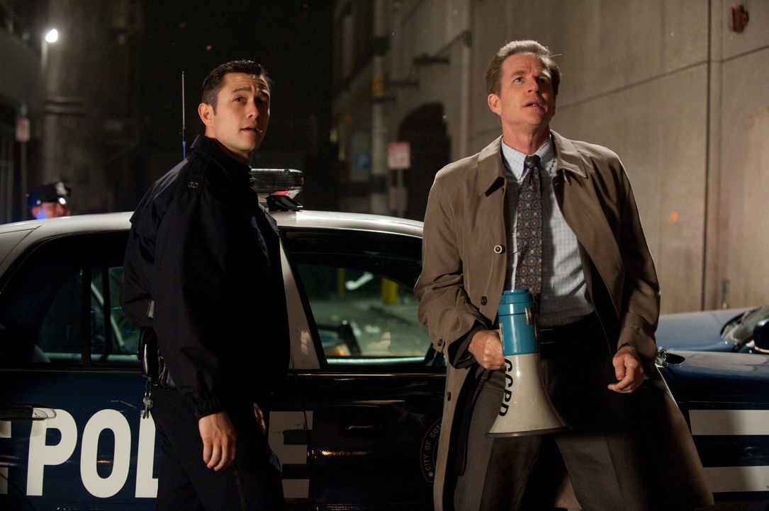 Blake (Joseph Gordon-Levitt, l.); Kommissar Gordon (Gary Oldman, r.) - Bildquelle: Warner Bros.