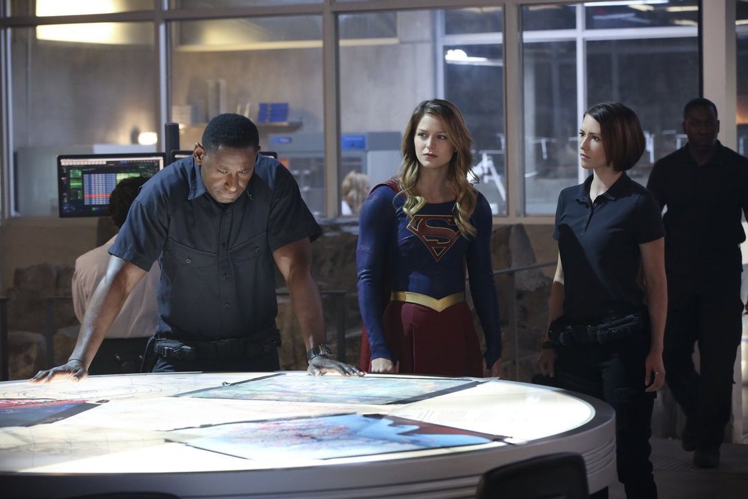 Während Hank (David Harewood, l.) und Alex (Chyler Leigh, r.) sich selbst um die Bedrohung kümmern wollen, die von Karas (Melissa Benoist, M.) Tante... - Bildquelle: 2015 Warner Bros. Entertainment, Inc.