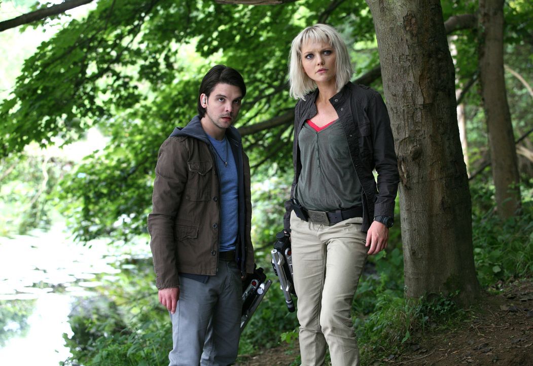 Connor (Andrew Lee Potts, l.) erhält von Philip das Angebot, in dessen eigenem Labor das Geheimnis der Anomalien zu erforschen. Connor fühlt sich... - Bildquelle: ITV Plc