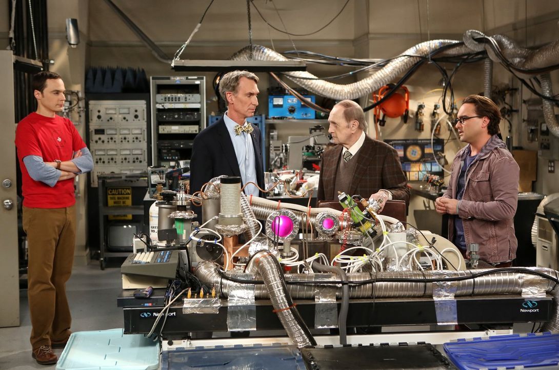 Sheldon (Jim Parsons, l.) ist beleidigt, als Professor Proton (Bob Newhart, 2.v.r.) Rat bei Leonard (Johnny Galecki, r.) sucht und nicht bei ihm. Er... - Bildquelle: Warner Bros. Television