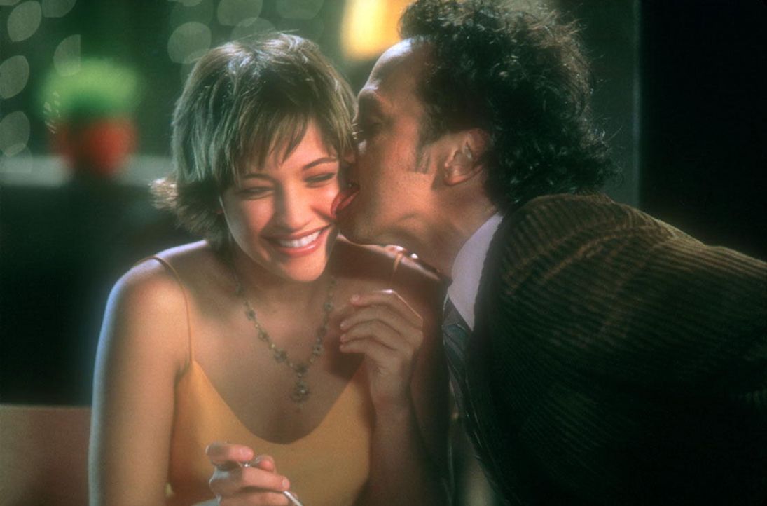 Eines Tages lernt die liebenswerte Naturschützerin Rianna (Colleen Haskell, l.) den trotteligen Polizeianwärter Marvin (Rob Schneider, r.) kennen.... - Bildquelle: 2003 Senator Film
