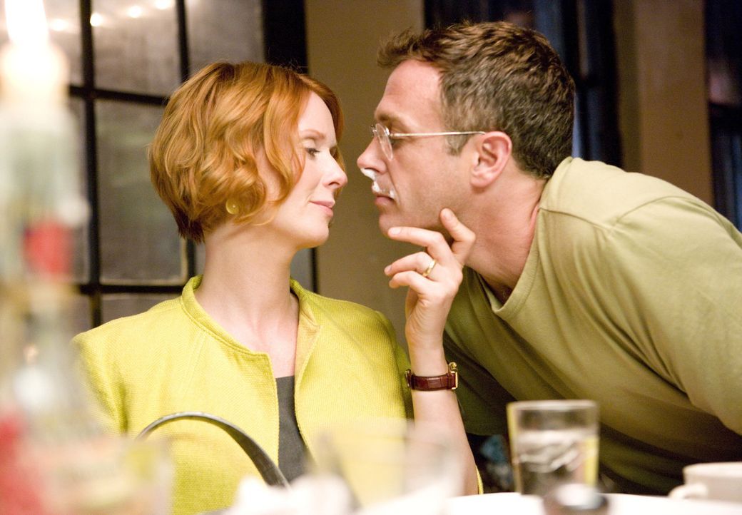 Steve (David Eigenberg, r.) gelingt es, der völlig gestressten Miranda (Cynthia Nixon, l.) ein Lächeln auf die Lippen zu zaubern ... - Bildquelle: Warner Brothers