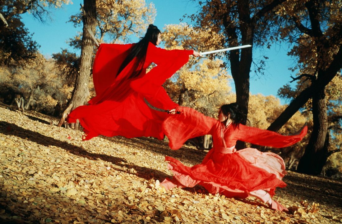 Opferbereit: Freiheitskämpferin Flying Snow (Maggie Cheung, l.) und die Liebende Moon (Ziyi Zhang, r.) ... - Bildquelle: Constantin Film
