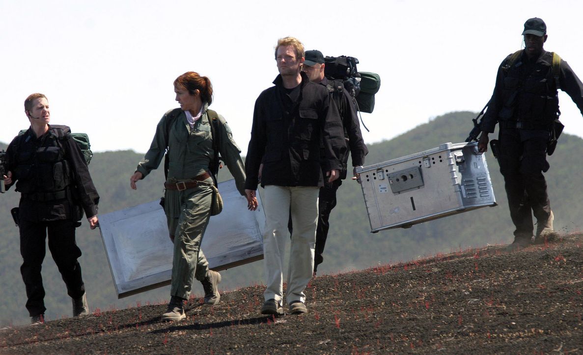 Um eine Invasion abzuwenden, gehen Cutter (Douglas Henshall, M.) und Helen (Juliet Aubrey, 2.v.l.) zusammen mit Ryans (Mark Wakeling, l.) Einheit  i... - Bildquelle: ITV Plc