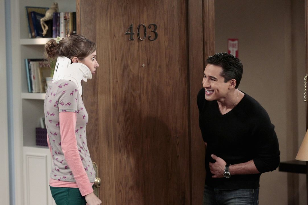 Dee Dee (Lauren Lapkus, l.) kann es nicht fassen, Mario Lopez (Mario Lopez, r.) steht vor ihrer Tür ... - Bildquelle: Warner Bros. Television