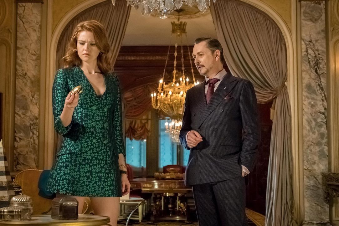 Durch ein Amulett, dass Ivy (Maggie Geha, l.) dem Antiquitätenhändler Anton (Jeremy Crutchley, r.) geklaut hat, gerät sie zusammen mit Selina und Br... - Bildquelle: Warner Brothers