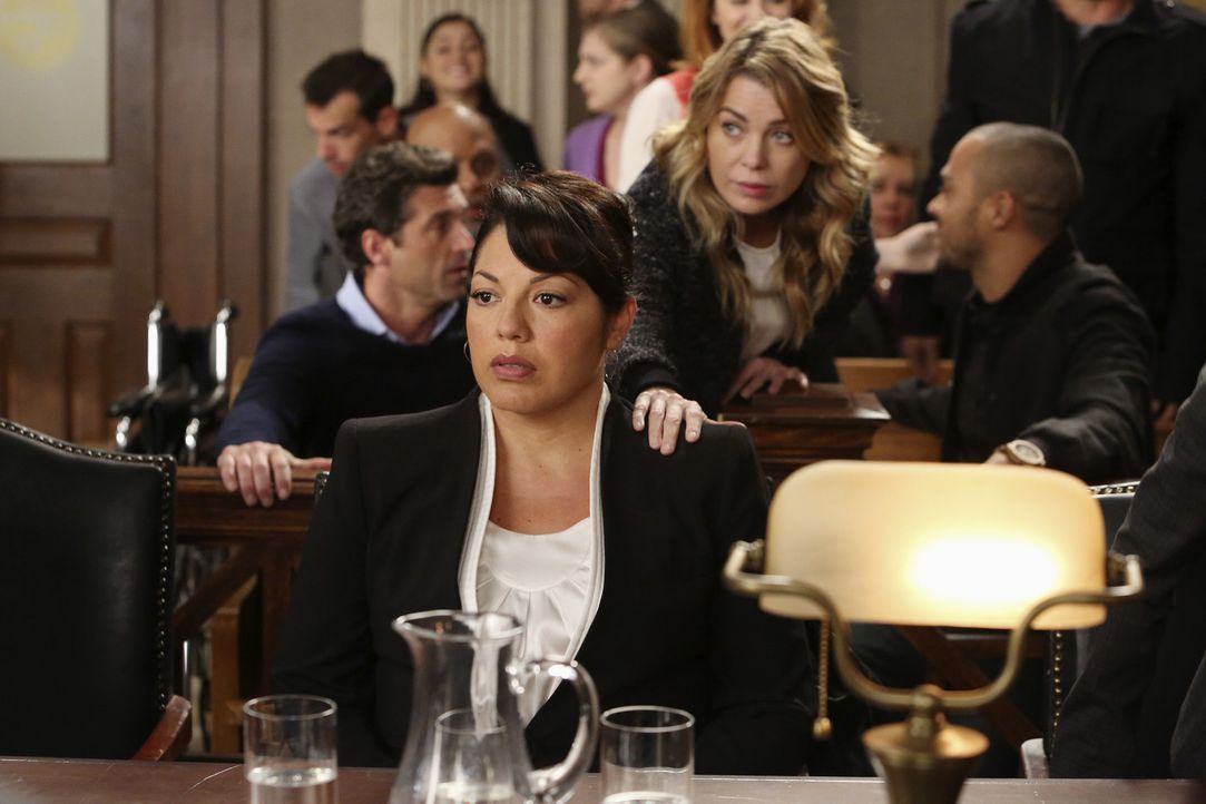 Vor Gericht muss sich Callie (Sarah Ramirez, M.) wegen einer falschen Behandlung verantworten. Derek (Patrick Dempsey, hinten l.) und Meredith (Elle... - Bildquelle: ABC Studios