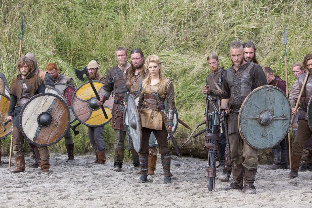 Nachdem Ragnar Lothbrok (Travis Fimmel, r.), Ehefrau Lagertha (Katheryn Winnick, 2.v.r.) und die Wikinger es geschafft haben, den ersten Widerstand... - Bildquelle: 2013 TM TELEVISION PRODUCTIONS LIMITED/T5 VIKINGS PRODUCTIONS INC. ALL RIGHTS RESERVED.