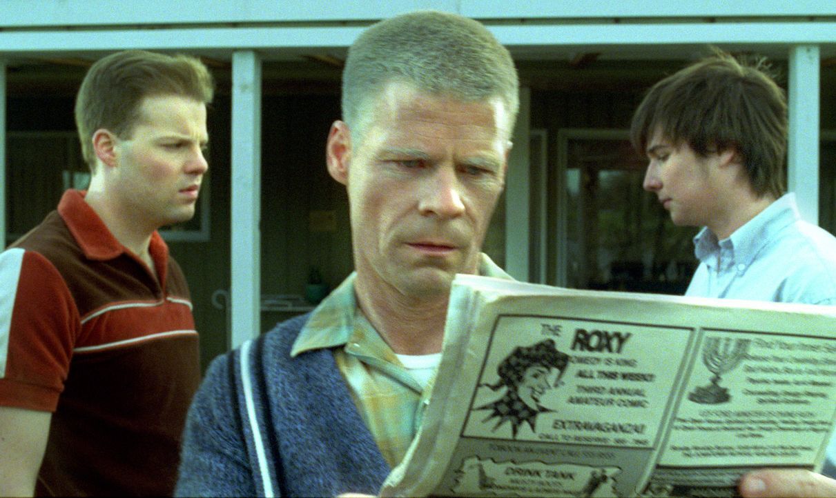 Besteht diese Familie nur aus eiskalten, skrupellosen Mitgliedern?: Captain Owen Crawford (Joel Gretsch, M.) und seine Söhne Eric (Andy Powers, l.)... - Bildquelle: TM &   DREAMWORKS LLC.All Rights Reserved