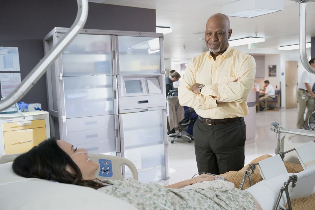 Im Krankenhaus trifft Miranda auf die abenteuerlustige Morgan (Amy Landecker, l.), während sich Richard (James Pickens Jr., r.) Sorgen um seine alte... - Bildquelle: Mitch Haaseth 2017 American Broadcasting Companies, Inc. All rights reserved./Mitch Haaseth