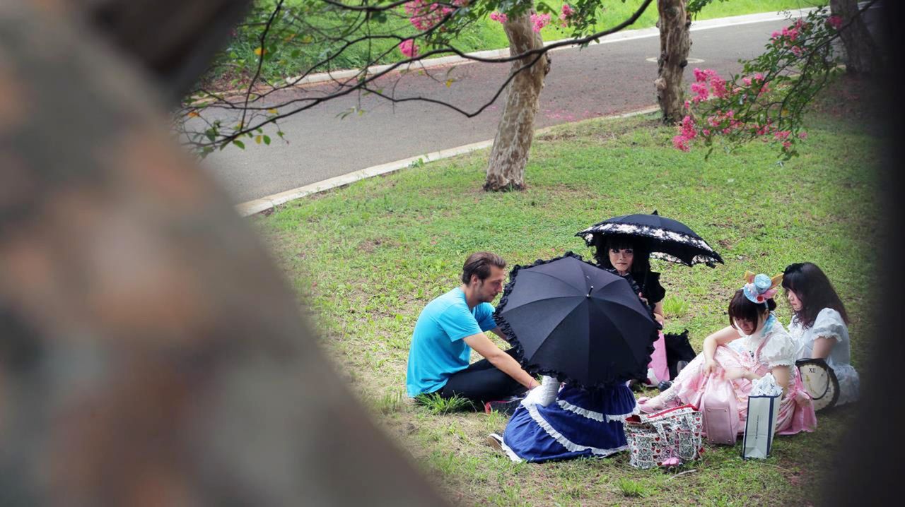 "Galileo-Spezial: Zwischen Rausch und Revolte": Galileo-Reporter Thilo Mischke trifft im Yoyogi-Park in Tokyo Lolita Ai. - Bildquelle: ProSieben
