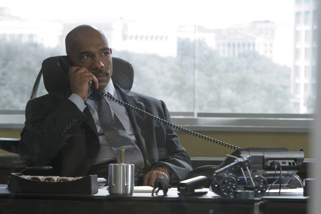 Noch steht FBI Director Olsen (Michael Beach) vor einem Rätsel, wer hinter der Entführung steckt ... - Bildquelle: 2013-2014 NBC Universal Media, LLC. All rights reserved.