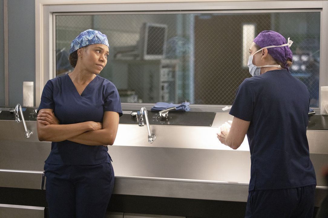 Dr. Maggie Pierce (Kelly McCreary, l.); Dr. Meredith Grey (Ellen Pompeo, r.) - Bildquelle: © 2021 American Broadcasting Companies, Inc. All rights reserved.
