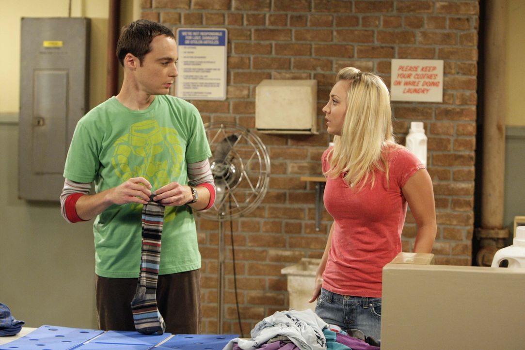 Penny (Kaley Cuoco, r.) vertraut Sheldon an, dass sie keinen College-Abschluss hat, Sheldon (Jim Parsons, l.) kommt damit nicht klar, dieses Geheimn... - Bildquelle: Warner Bros. Television