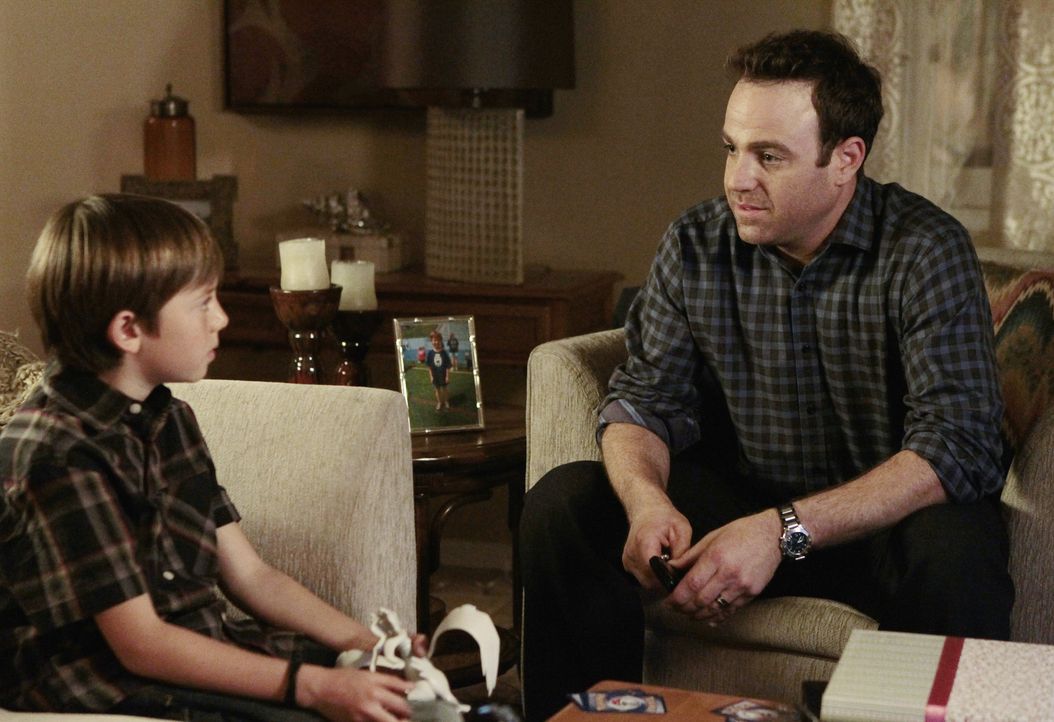 Während Mason (Griffin Gluck, l.) erfährt, dass Cooper (Paul Adelstein, r.) sein Vater ist, steht Amelia im Konflikt mit sich selbst ... - Bildquelle: ABC Studios