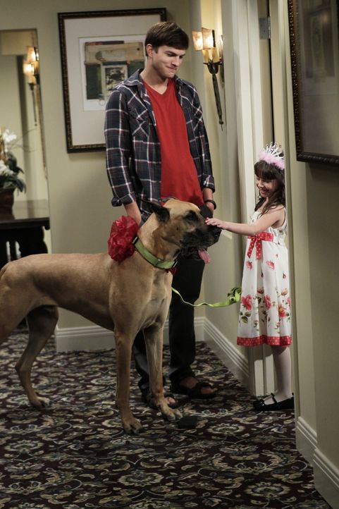 Ava (Talyan Wright, r.), Zoeys kleine Tochter, lädt Walden (Ashton Kutcher, l.)  zu ihrem Kindergeburtstag ein. Da er kein passendes Geschenk für si... - Bildquelle: Warner Brothers Entertainment Inc.