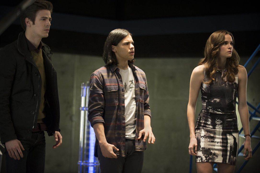 Barry (Grant Gustin, l.), Cisco (Carlos Valdes, M.) und Caitlin (Danielle Panabaker, r.) wollen dem Reverse Flash eine Falle stellen, doch haben sie... - Bildquelle: Warner Brothers.