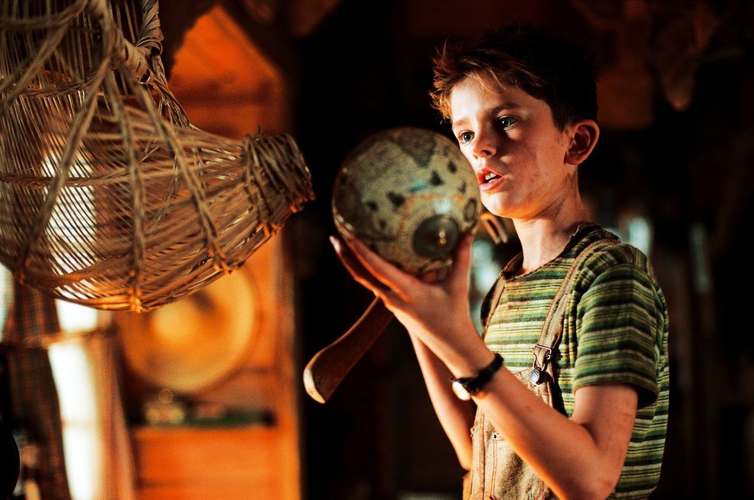 Arthur (Freddie Highmore) bleiben nur 48 Stunden Zeit um den Schatz seines Großvaters zu finden, der irgendwo tief im Garten vergraben, in einer and... - Bildquelle: TOBIS Film