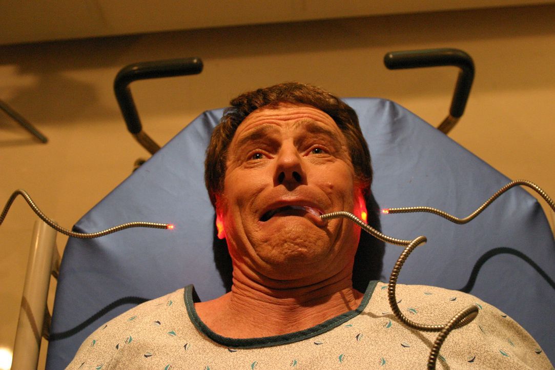 Hal (Bryan Cranston) muss sich einer Untersuchung unterziehen ... - Bildquelle: TM +   2000 Twentieth Century Fox Film Corporation. All Rights Reserved.