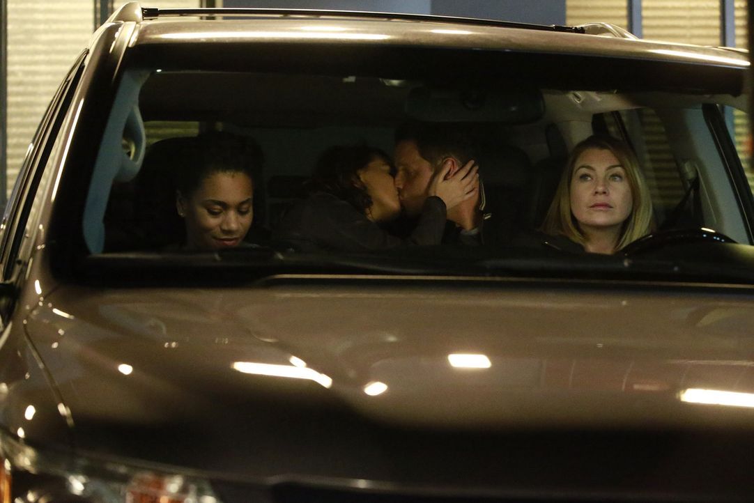 Während sich Maggie (Kelly McCreary, l.) um Meredith (Ellen Pompeo, r.), kümmert, finden Alex (Justin Chambers, 2.v.r.) und Jo (Camilla Luddington,... - Bildquelle: Michael Hassan ABC Studios