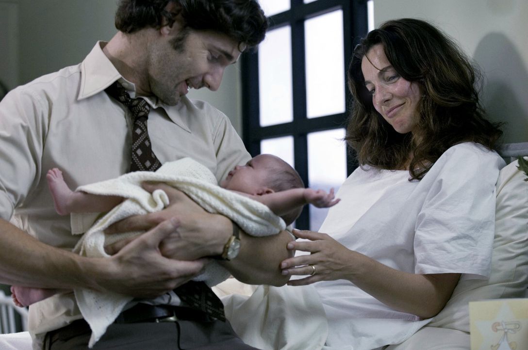 Überglücklich schließt der Geheimdienstoffizier Avner (Eric Bana, l.) sein neugeborenes Kind in die Arme. Doch schon bald soll er seine Frau Daph... - Bildquelle: 2005 UNIVERSAL STUDIOS and DREAMWORKS LLC.