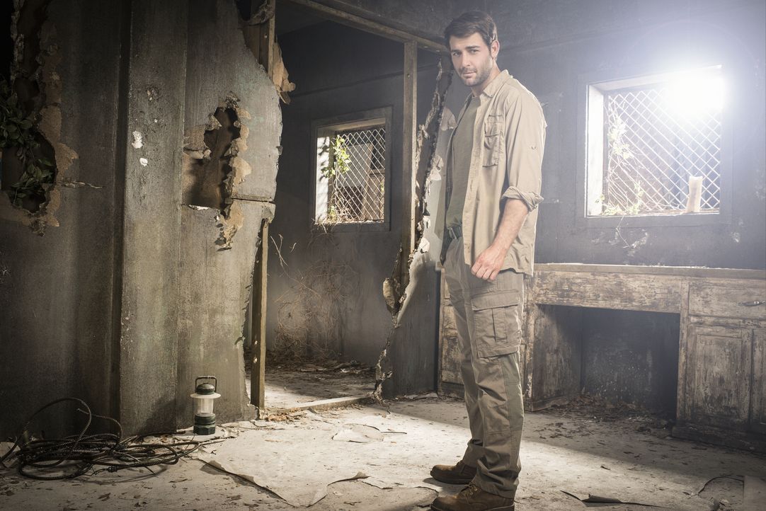 (1. Staffel) - Nicht nur die Forschungsarbeit beschäftigt Oz (James Wolk) immens. Auch seine Kollegin Chloe geht ihm nicht aus dem Kopf ... - Bildquelle: Timothy Kuratek 2015 CBS Broadcasting Inc. All Rights Reserved.
