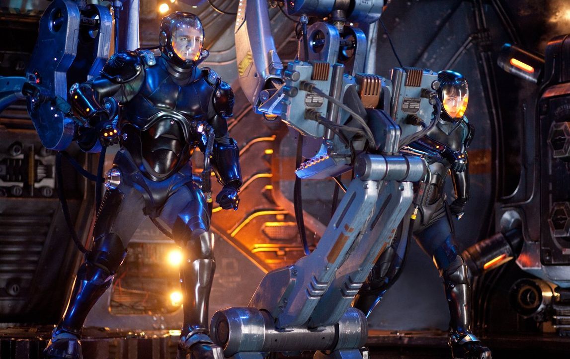 Gemeinsam einen Jaeger-Roboter zu steuern, heißt für Raleigh (Charlie Hunnam, l.) und Mako (Rinko Kikuchi, r.), ihre Gedanken im sogenannten "Drift"... - Bildquelle: 2013 Warner Bros. Entertainment Inc. and Legendary Pictures Funding, LLC