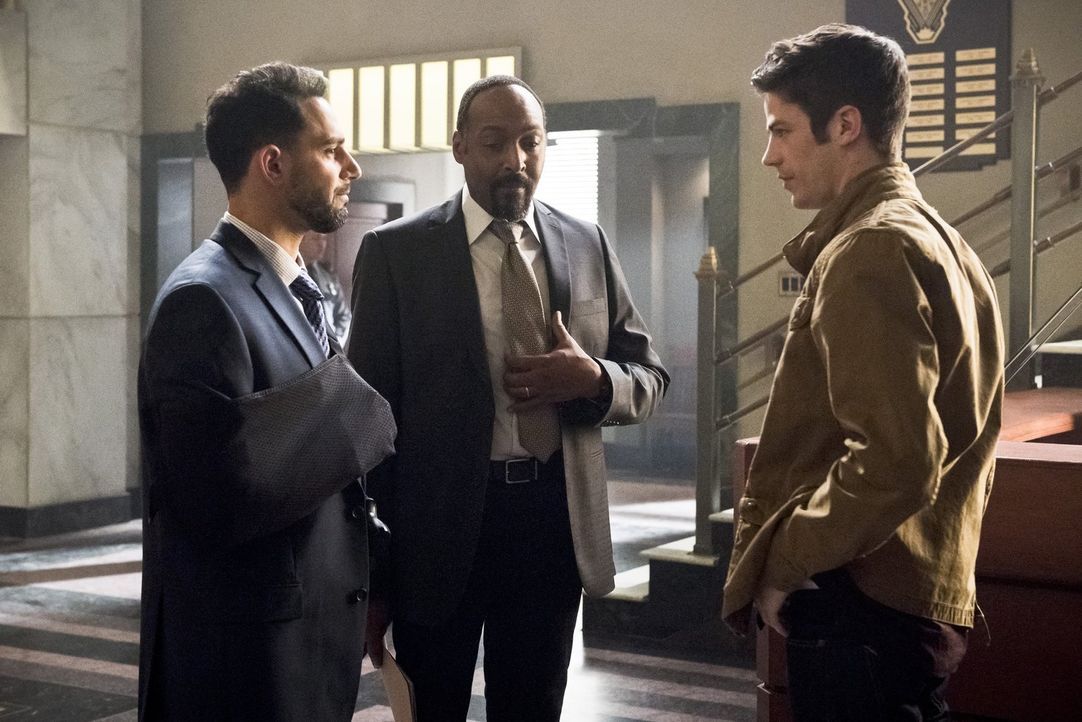 Noch glauben Captain Singh (Patrick Sabongui, l.), Joe (Jesse L. Martin, M.) und Barry (Grant Gustin, r.), dass sie Zoom besiegen können ... - Bildquelle: Warner Bros. Entertainment, Inc.