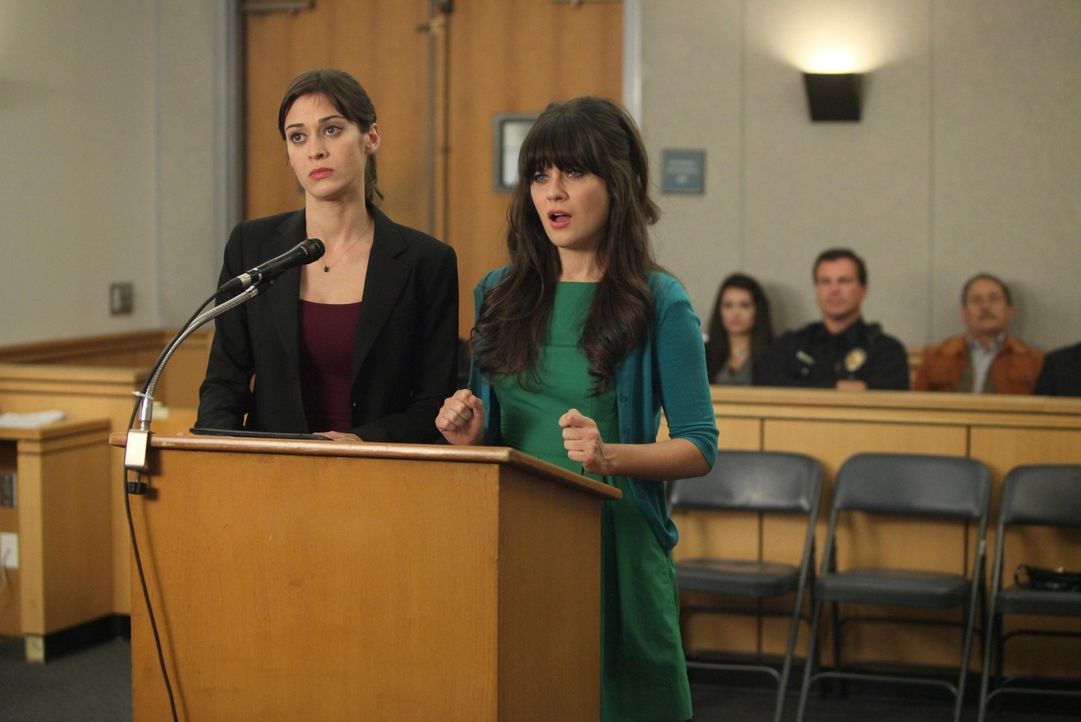 Jess (Zooey Deschanel, r.) muss sich vor Gericht verantwortet und benötigt deshalb die Hilfe von Nicks neuer Freundin Julia (Lizzy Caplan, l.) ... - Bildquelle: 2012 Twentieth Century Fox Film Corporation. All rights reserved.