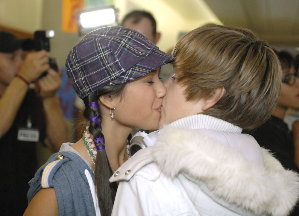 Charlies (Luke Benward, r.) sehnlichster Wunsch geht in Erfüllung: Jeanette (Kara Crane, l.) küsst ihn ... - Bildquelle: 2007 Disney Channel