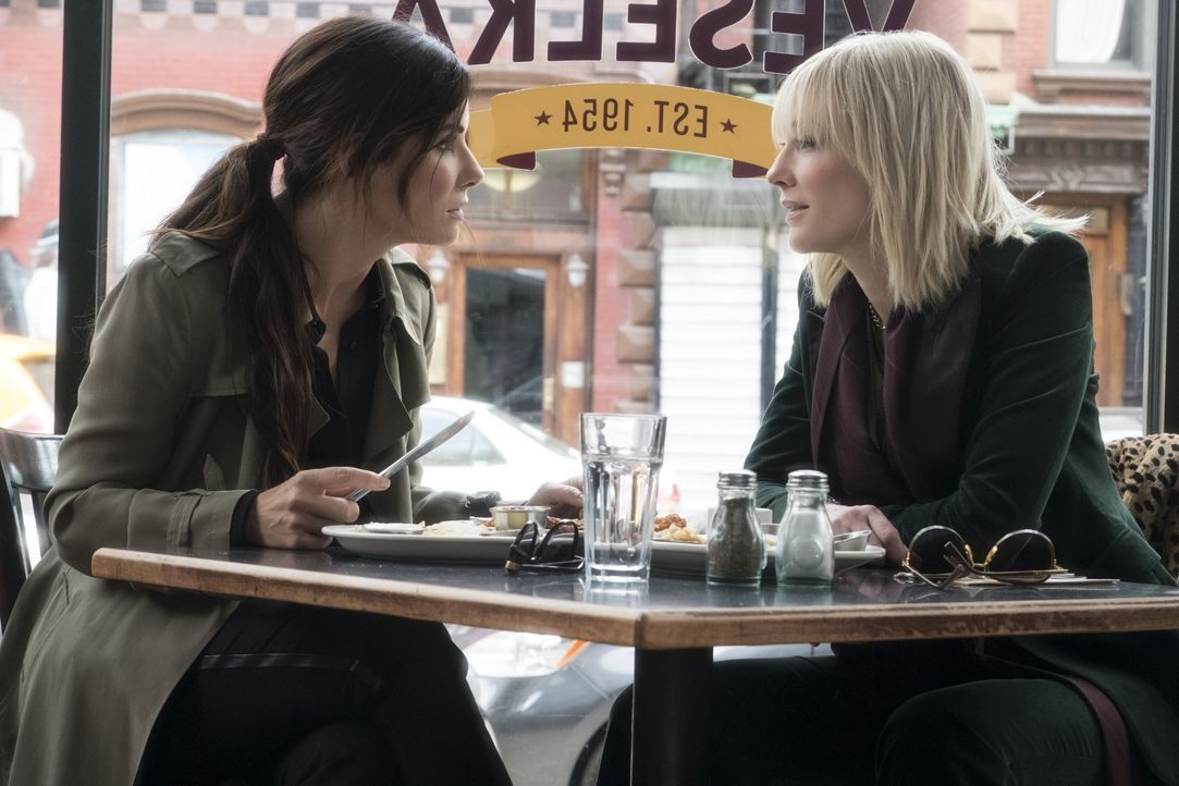 Debbie Ocean (Sandra Bullock, l.); Lou Miller (Cate Blanchett, r.) - Bildquelle: 2018 Warner Bros. Entertainment Inc., Village Roadshow (BVI) Limited.