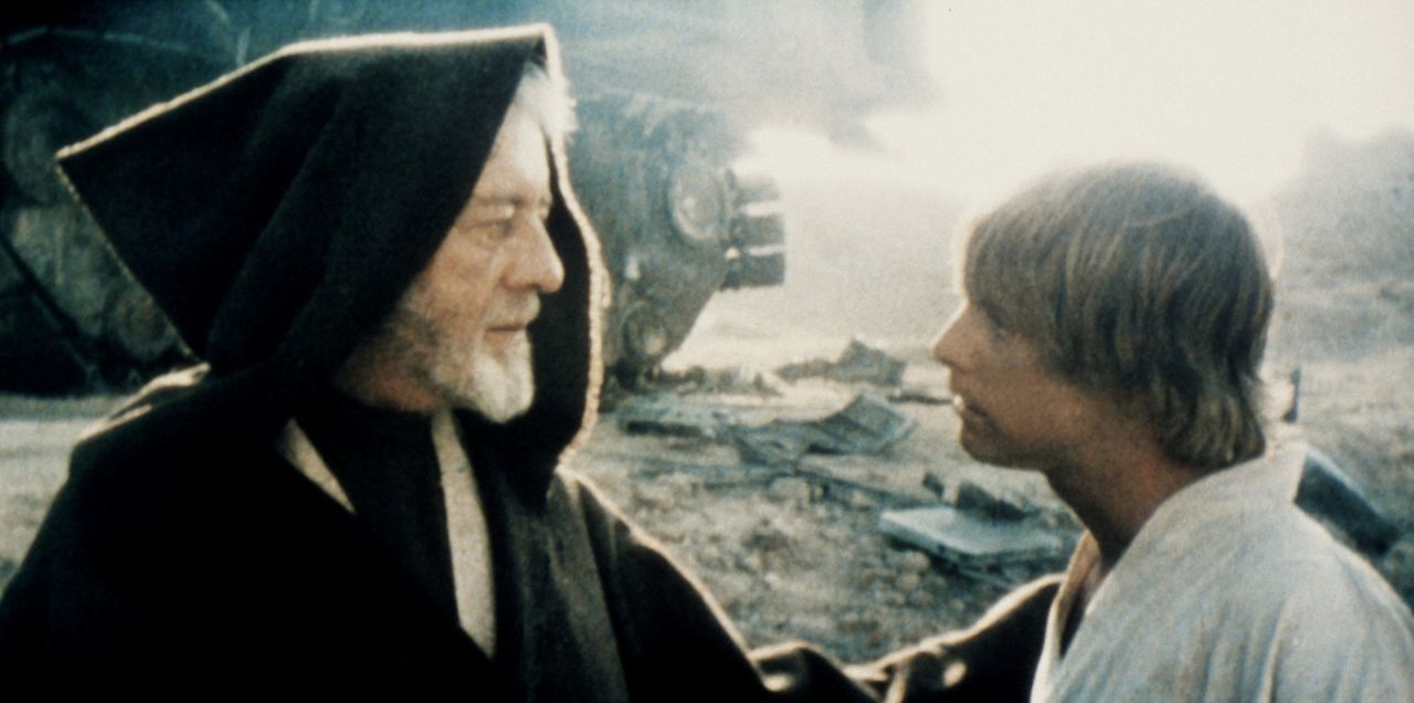 Weil sein Onkel und seine Tante von dem Imperium getötet wurden, machen sich Luke Skywalker (Mark Hamill, r.) und Obi-Wan Kenobi (Alec Guinness, l.... - Bildquelle: Lucasfilm LTD. & TM. All Rights Reserved.
