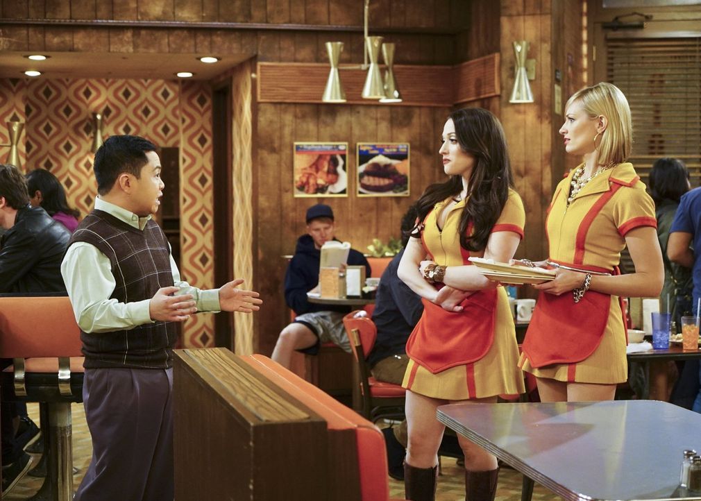Max (Kat Dennings, M.) und Caroline (Beth Behrs, r.) bitten Han (Matthew Moy, l.) um einen freien Tag, um die Musicalaufführung von Carolines Vater... - Bildquelle: 2016 Warner Brothers